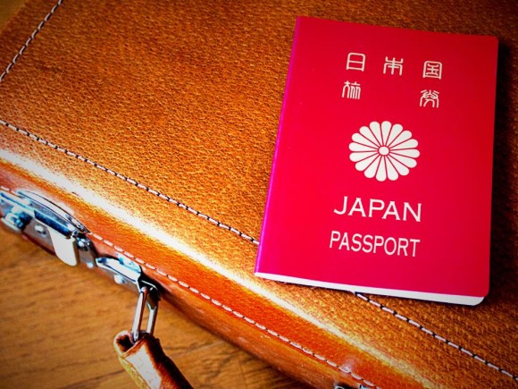 パスポートとバッグ